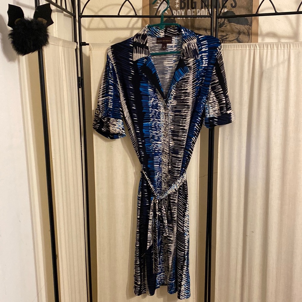Button down dress with collar, waste tie, longer sleeves (hit around elbow).